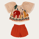 Conjunto infantil com blusa de mangas amplas e shorts laranja, estampa de elefante e natureza