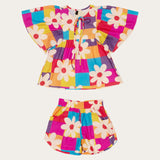 Conjunto infantil feminino com blusa de mangas amplas e short, estampa floral colorida