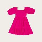 Vestido rosa infantil com mangas bufantes e saia solta, ideal para meninas