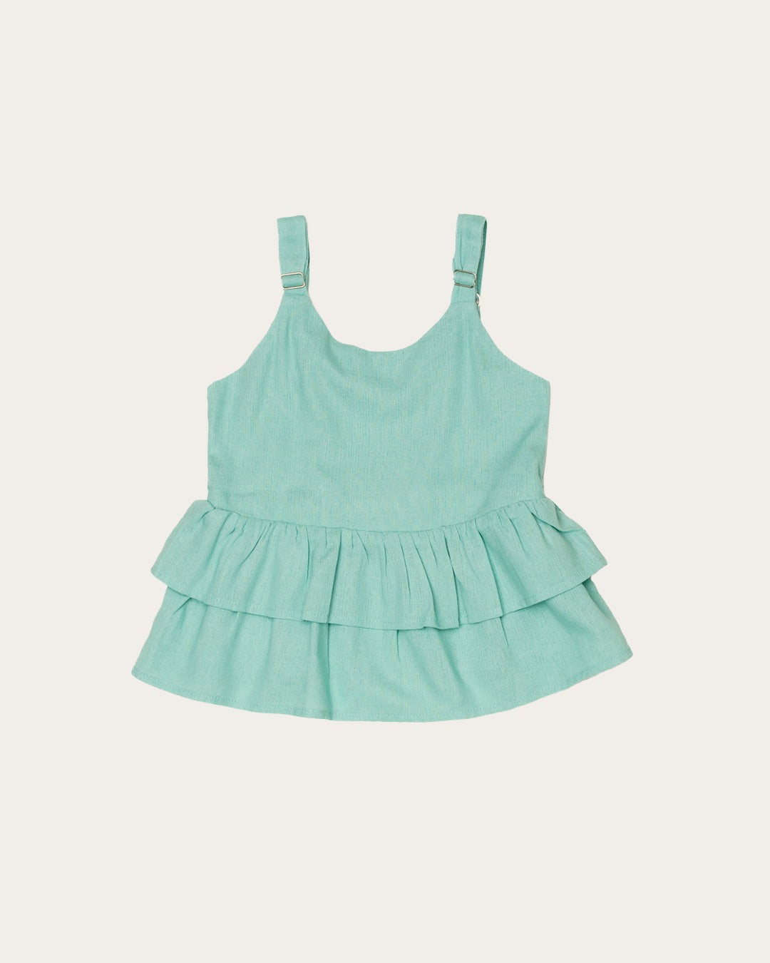 Conjunto feminino infantil com blusa de alças largas e saia curta, detalhes em camadas