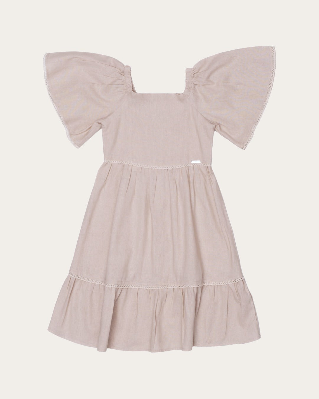 Vestido infantil com mangas amplas e saia rodada em tom neutro