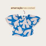 Conjunto feminino infantil com blusa de mangas amplas estampada em azul e branco e short claro