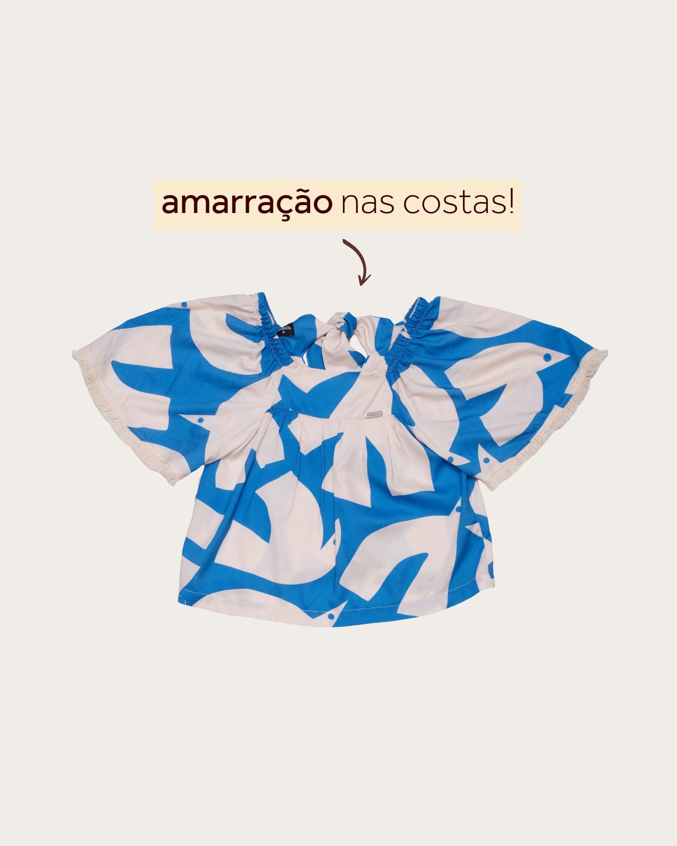 Conjunto feminino infantil com blusa de mangas amplas estampada em azul e branco e short claro