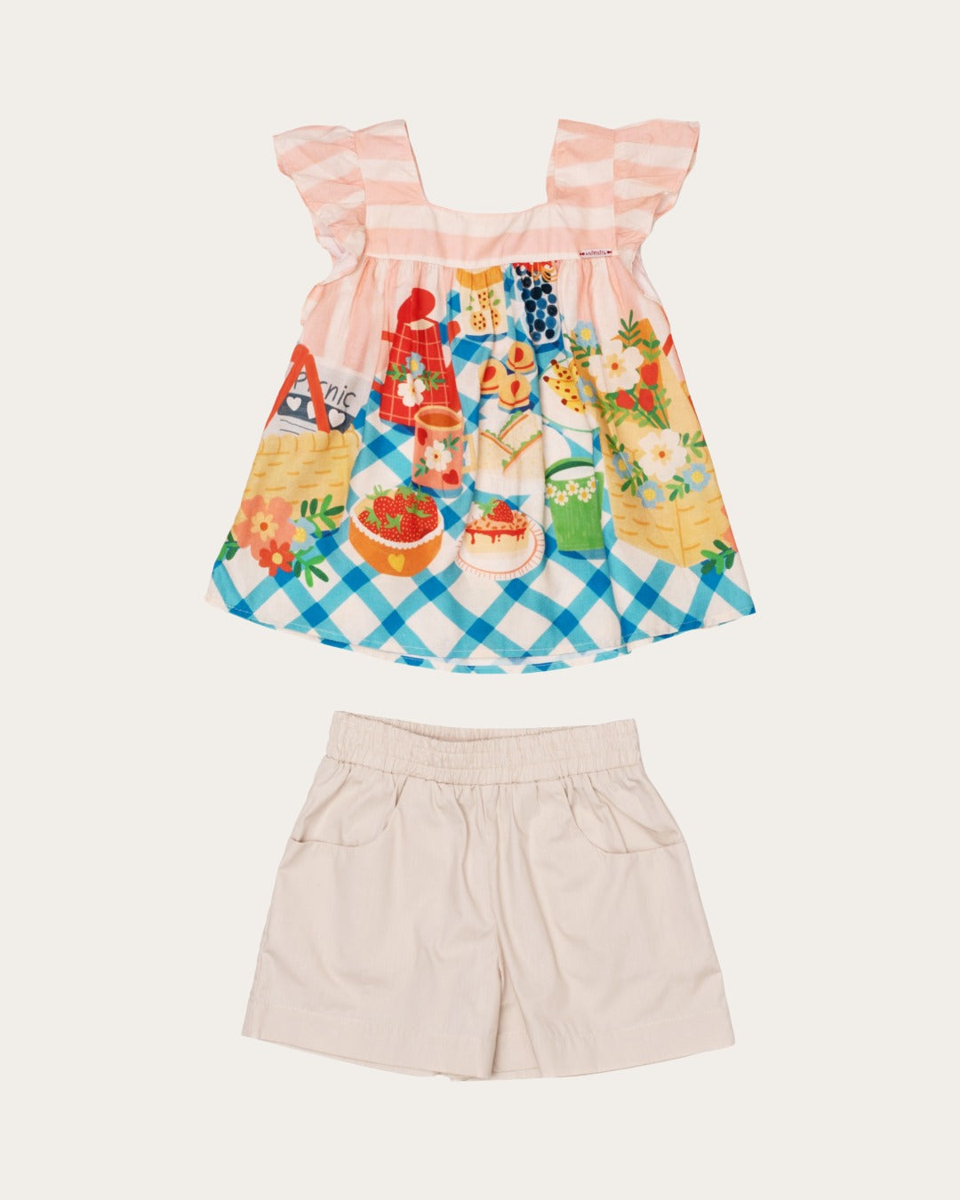 Conjunto infantil com blusa estampada de piquenique e short neutro