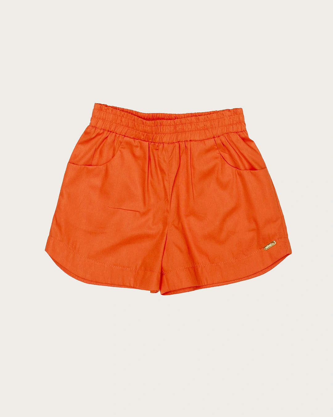 Conjunto feminino infantil com blusa estampada em formas geométricas e short laranja