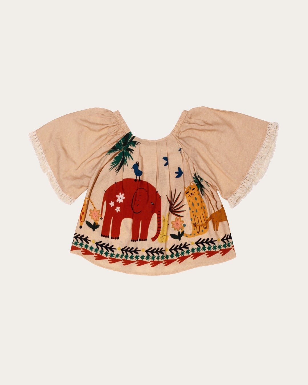 Conjunto infantil com blusa de mangas amplas e shorts laranja, estampa de elefante e natureza