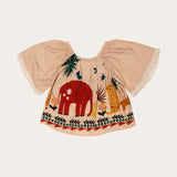 Conjunto infantil com blusa de mangas amplas e shorts laranja, estampa de elefante e natureza
