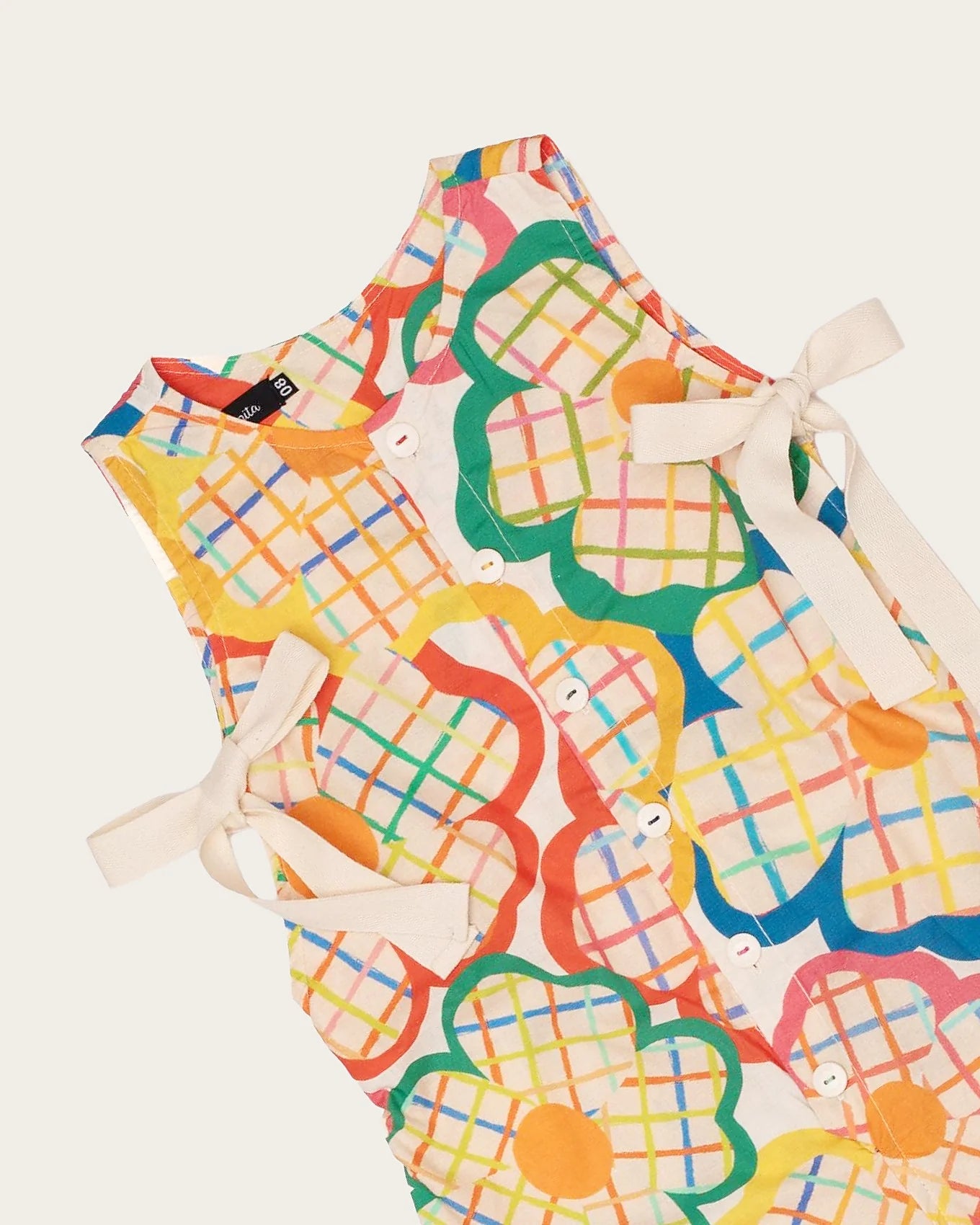 Macaco infantil feminino com estampa de flores coloridas em fundo xadrez
