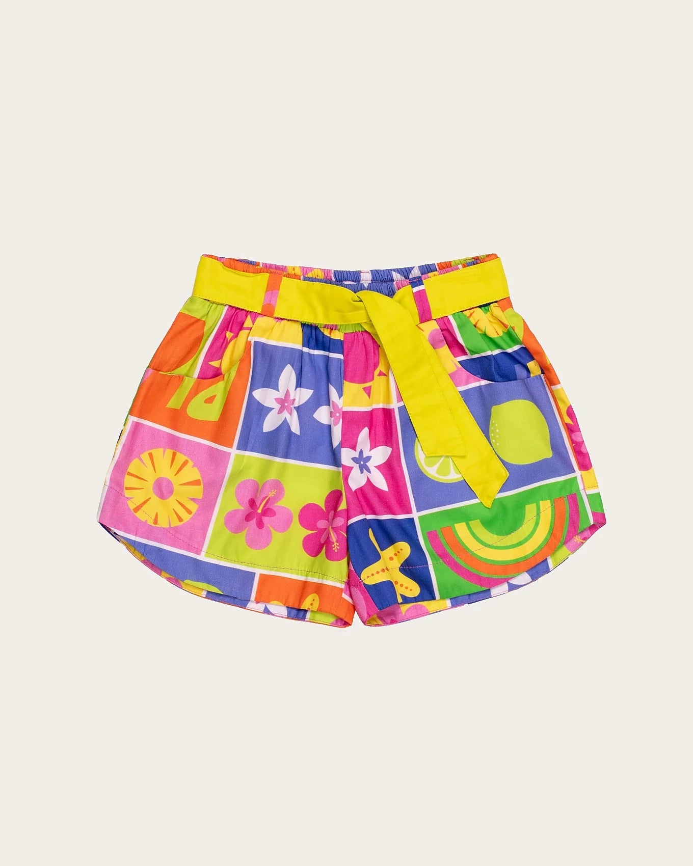 Conjunto infantil feminino com blusa amarela e short colorido estampado com formas geométricas e flores