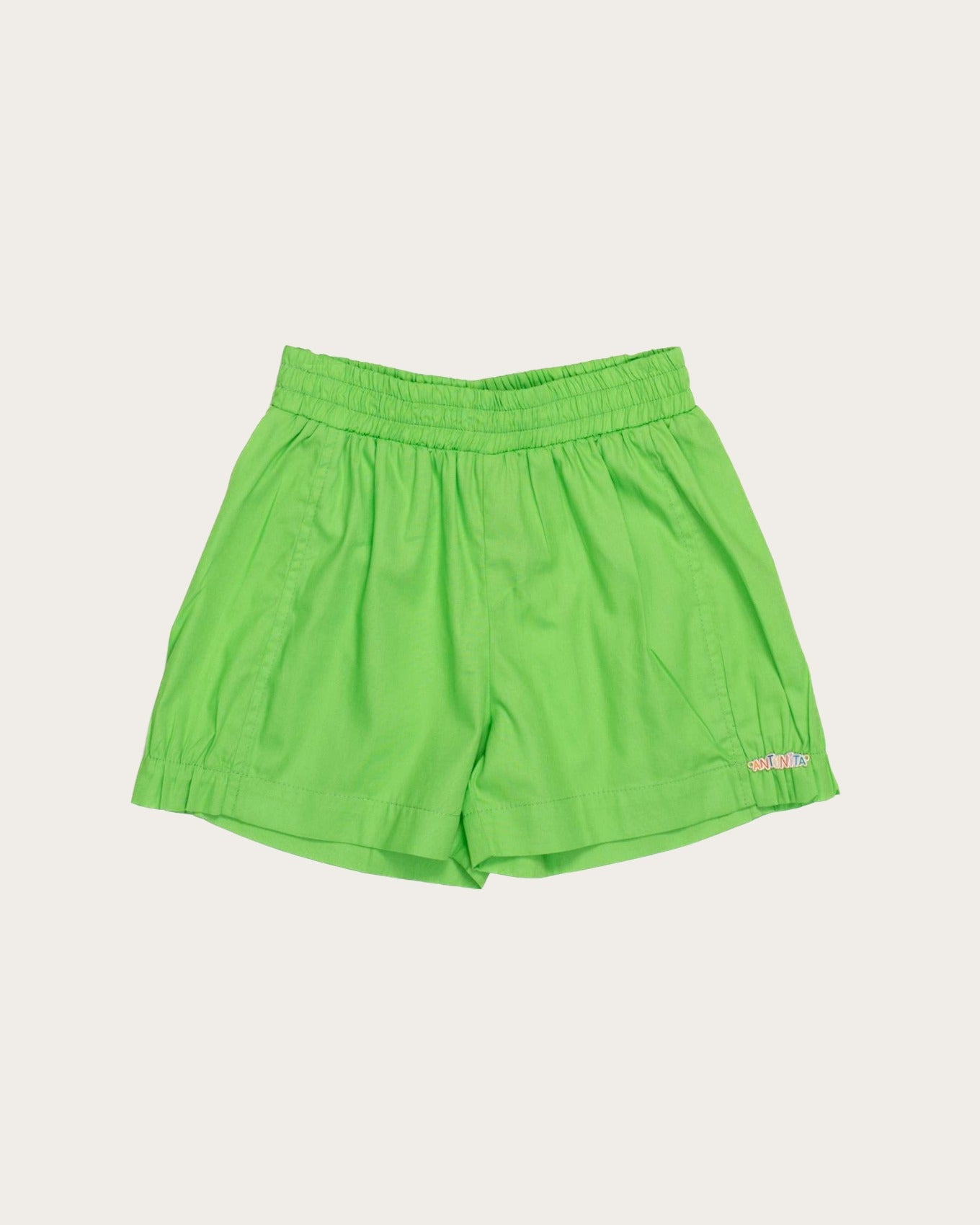 Conjunto infantil feminino com blusa verde de alças largas e short leve, ideal para brincadeiras.