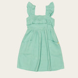 Vestido infantil com alças largas, saia solta e detalhes franzidos