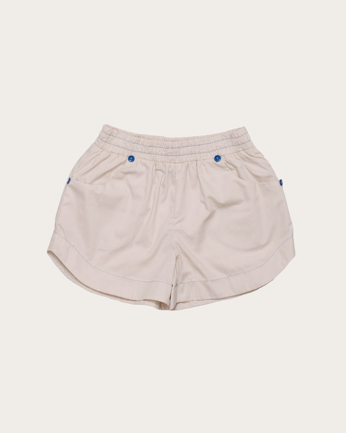 Conjunto feminino infantil com blusa de mangas amplas estampada em azul e branco e short claro