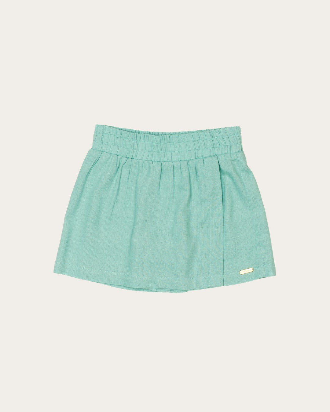 Conjunto feminino infantil com blusa de alças largas e saia curta, detalhes em camadas