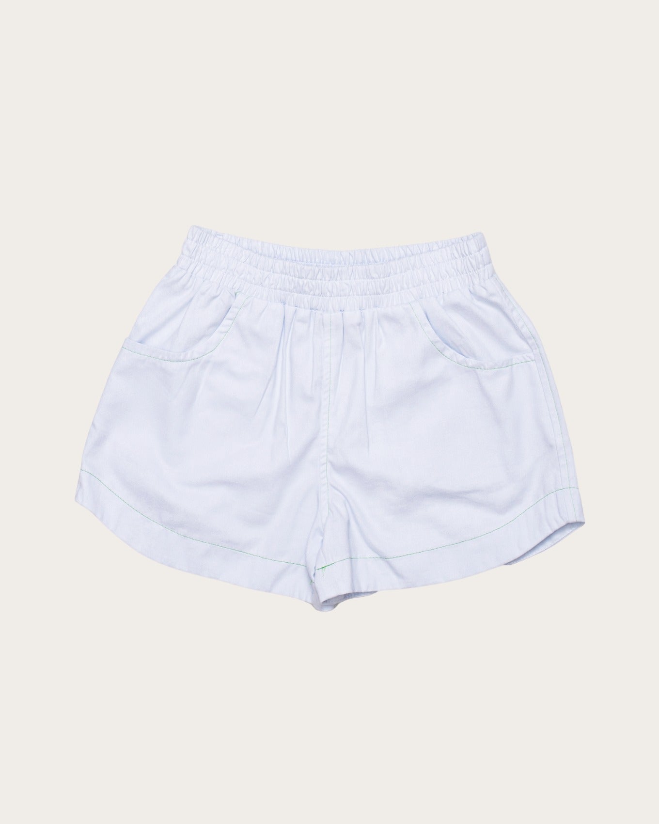 Conjunto infantil feminino com blusa verde de flores brancas e short branco