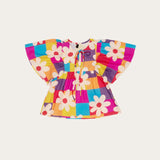 Conjunto infantil feminino com blusa de mangas amplas e short, estampa floral colorida
