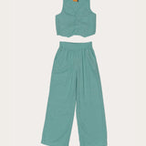 Conjunto feminino infantil com colete e calças largas, detalhe de botões no colete