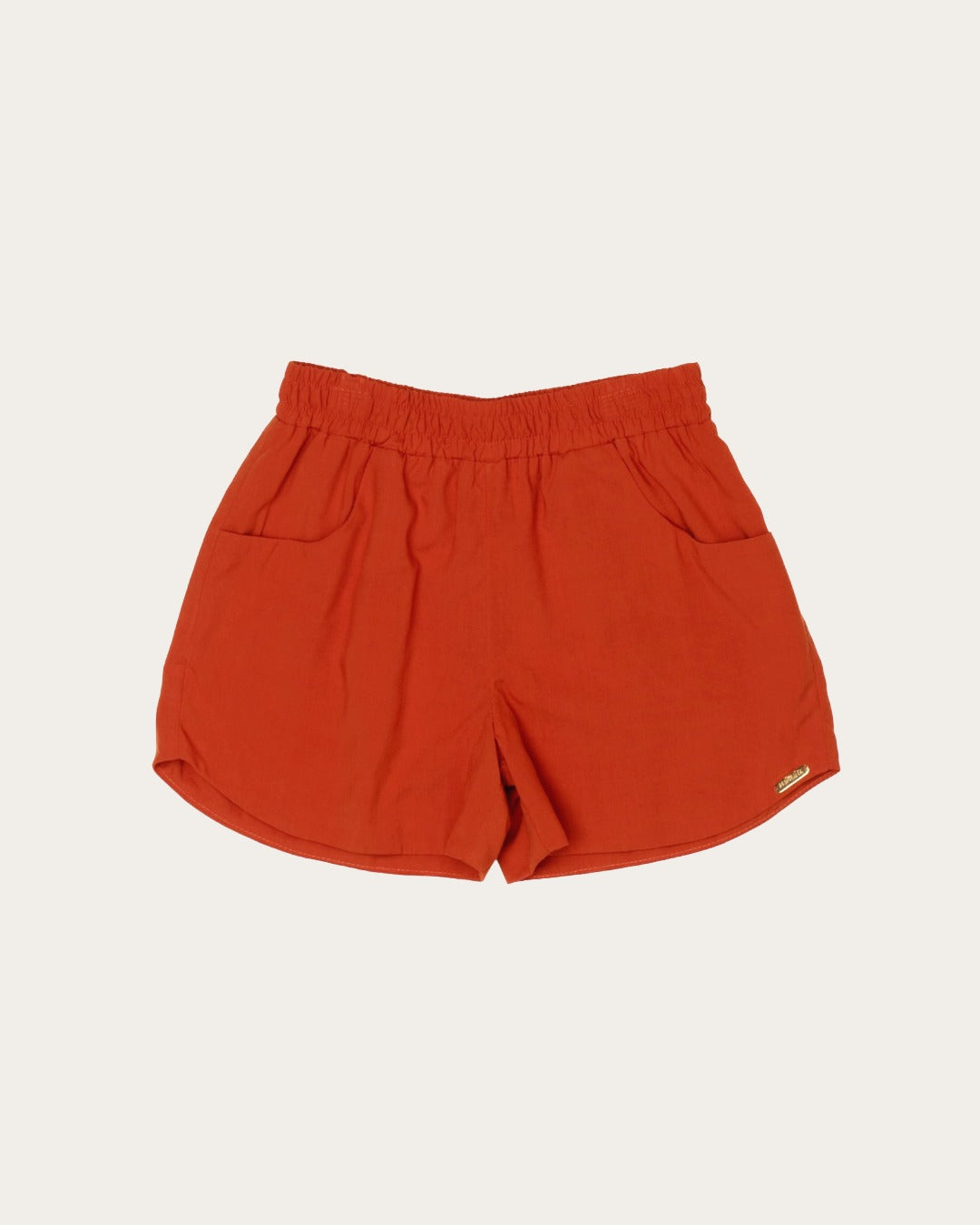 Conjunto infantil com blusa de mangas amplas e shorts laranja, estampa de elefante e natureza