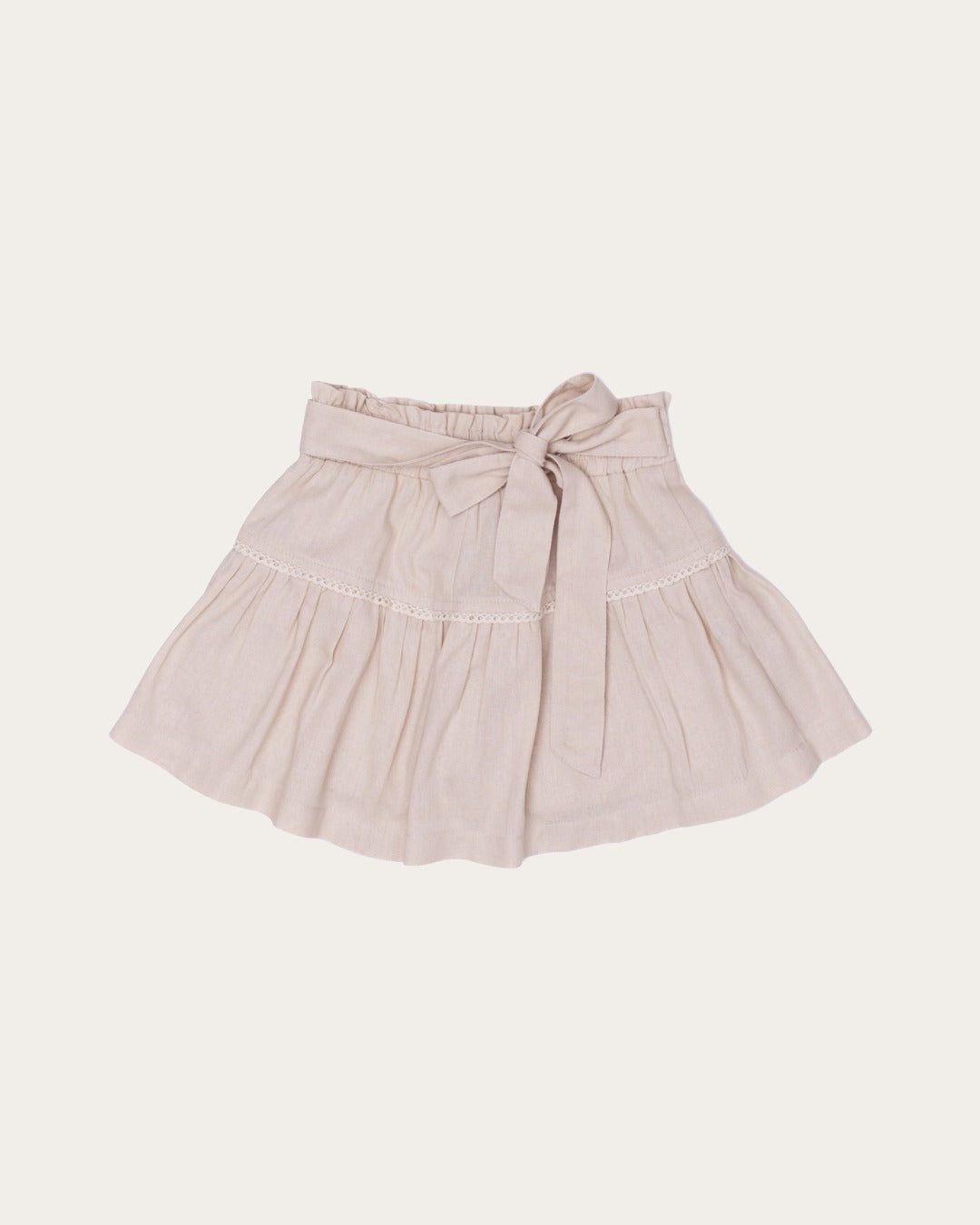 Conjunto infantil feminino com blusa de mangas amplas e saia rodada bege