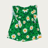 Conjunto infantil feminino com blusa verde e short, estampa de flores brancas e detalhe em renda