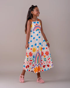 Vestido longo infantil com estampa de arco-íris, flores e nuvens coloridas