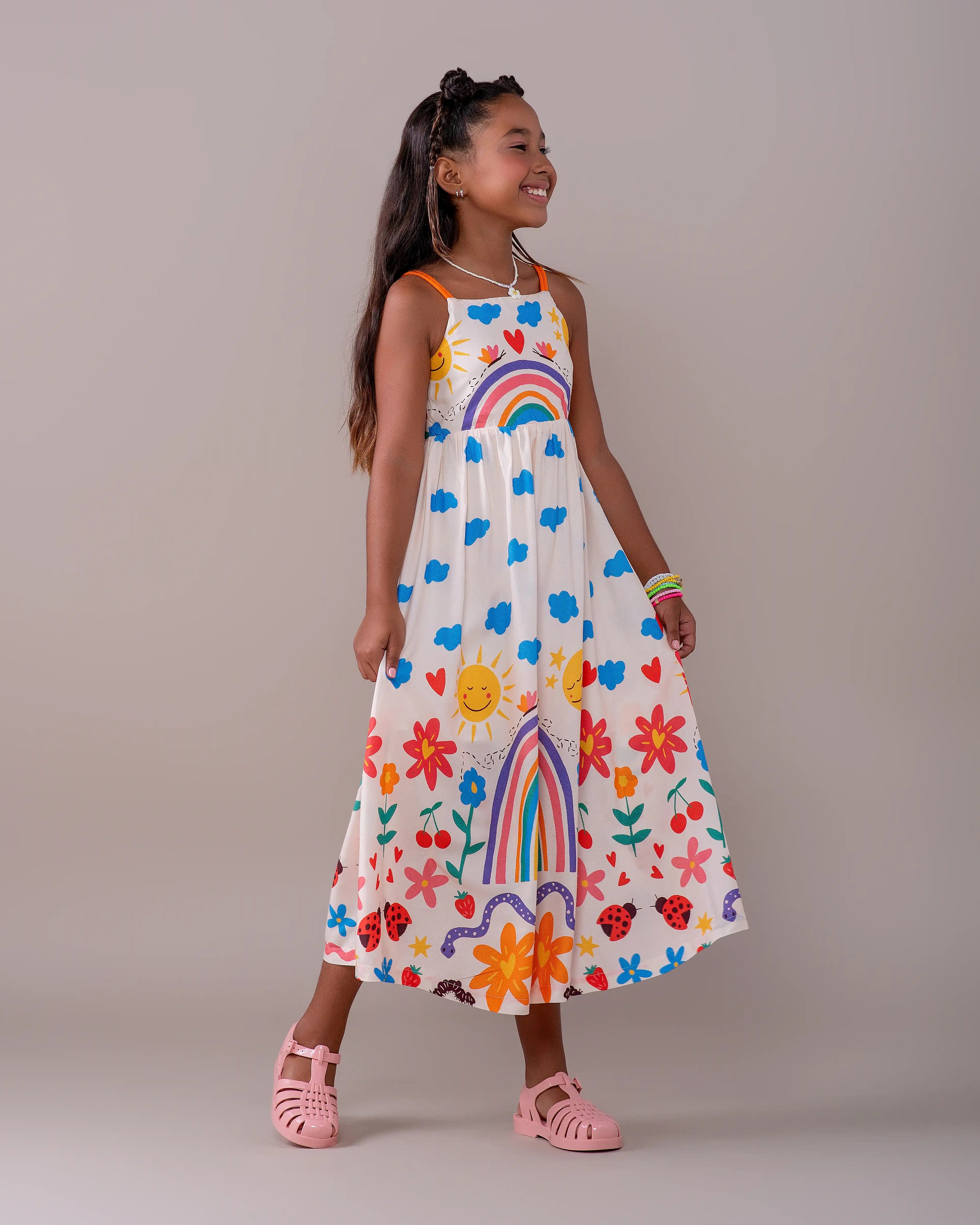 Vestido longo infantil com estampa de arco-íris, flores e nuvens coloridas