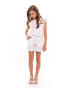 Conjunto infantil feminino com blusa branca de alças largas e shorts, detalhes em renda