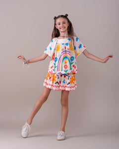 Conjunto infantil feminino com blusa de mangas bufantes e saia rodada, estampa colorida de arco-íris e flores
