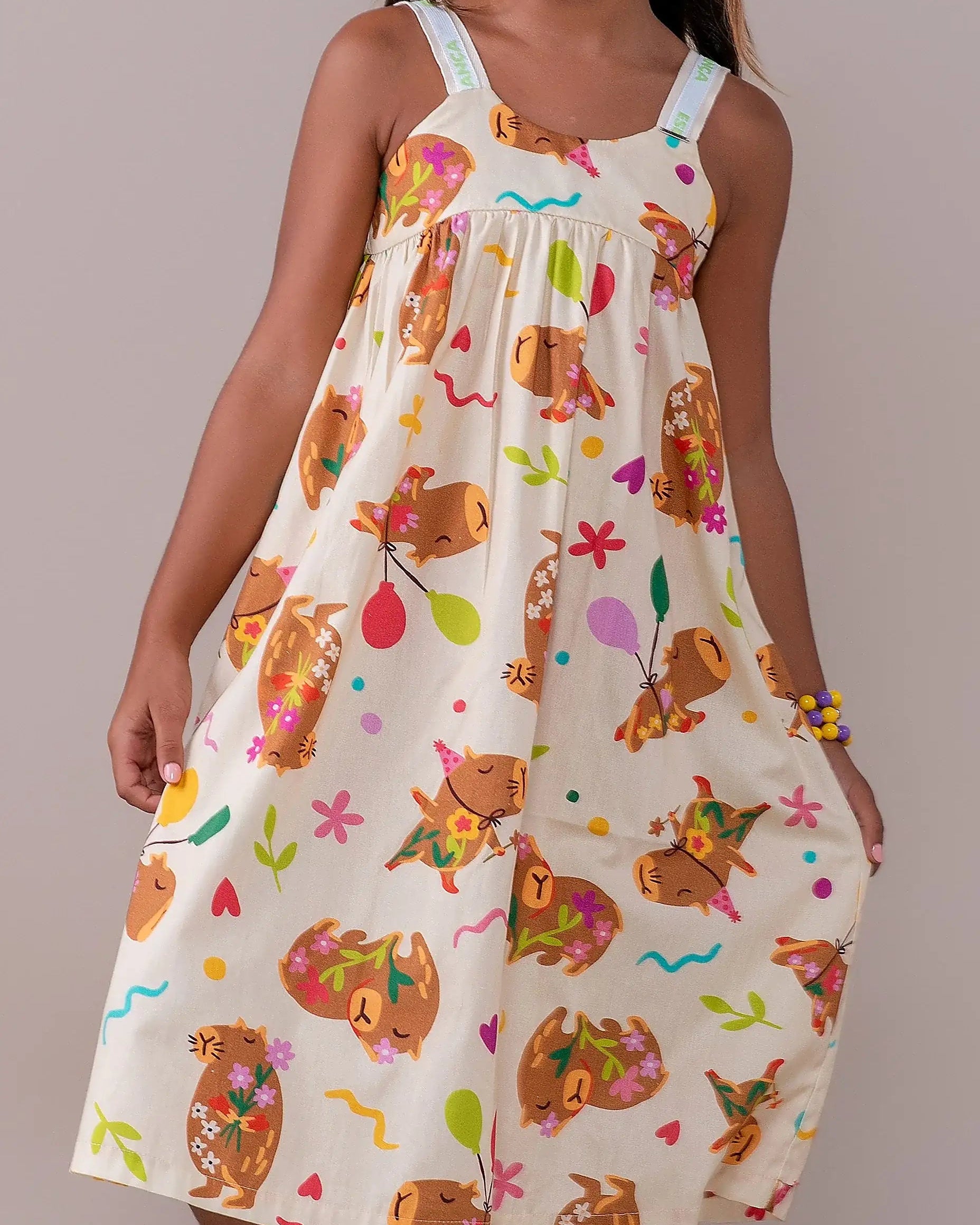 Vestido infantil feminino com estampa de capivaras e balões, alças finas e saia ampla