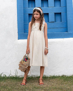 Vestido feminino infantil com alças largas e botões frontais, tom neutro e saia ampla
