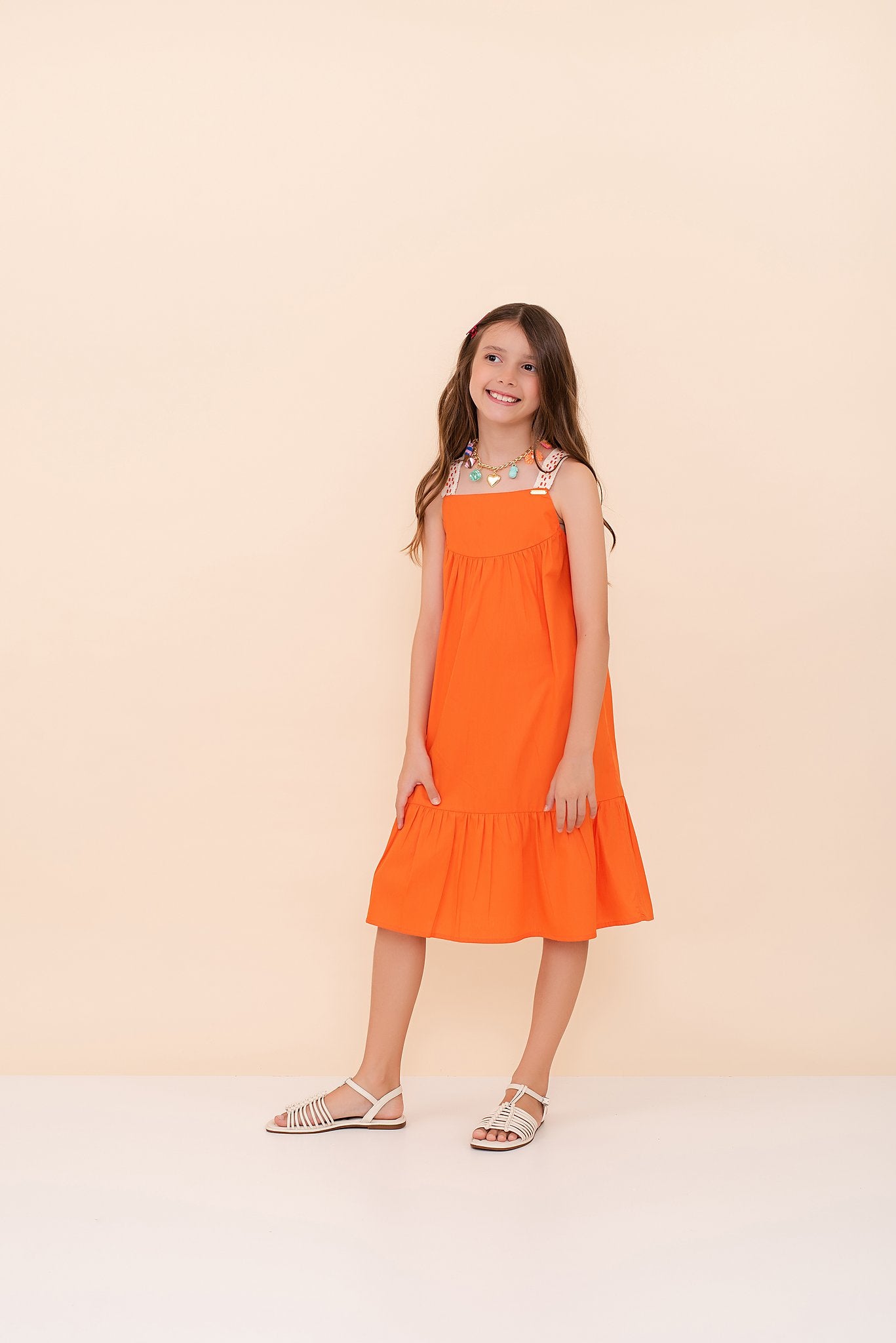 Vestido coral infantil com alças largas e saia solta, detalhes em trançado