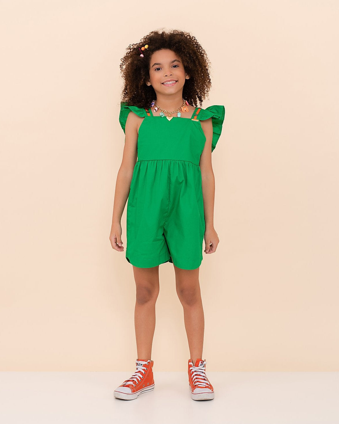 Macacao verde feminino infantil com alças largas e babados, ideal para meninas