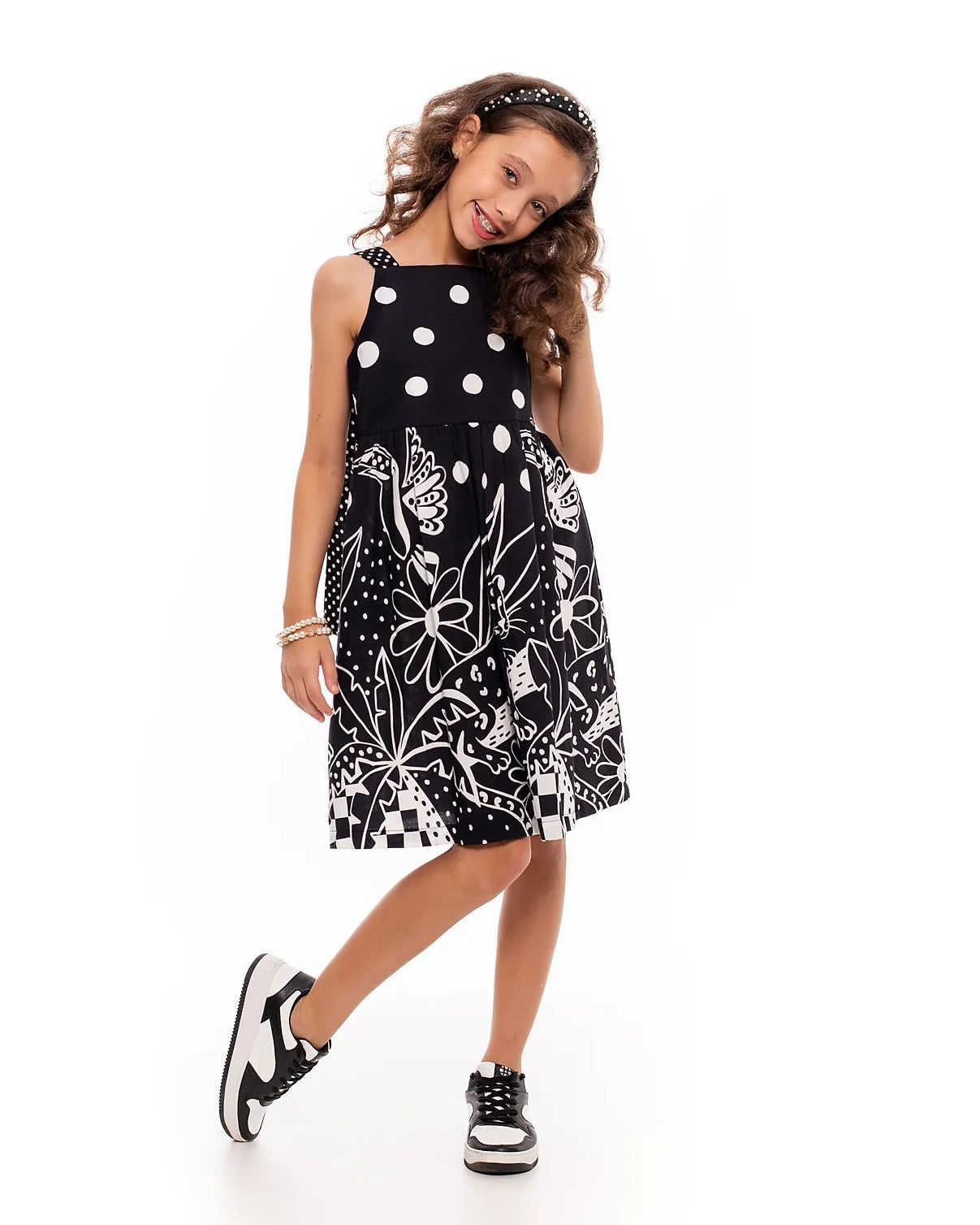 Vestido feminino infantil com estampa de borboletas e flores em preto e branco, alças com babados