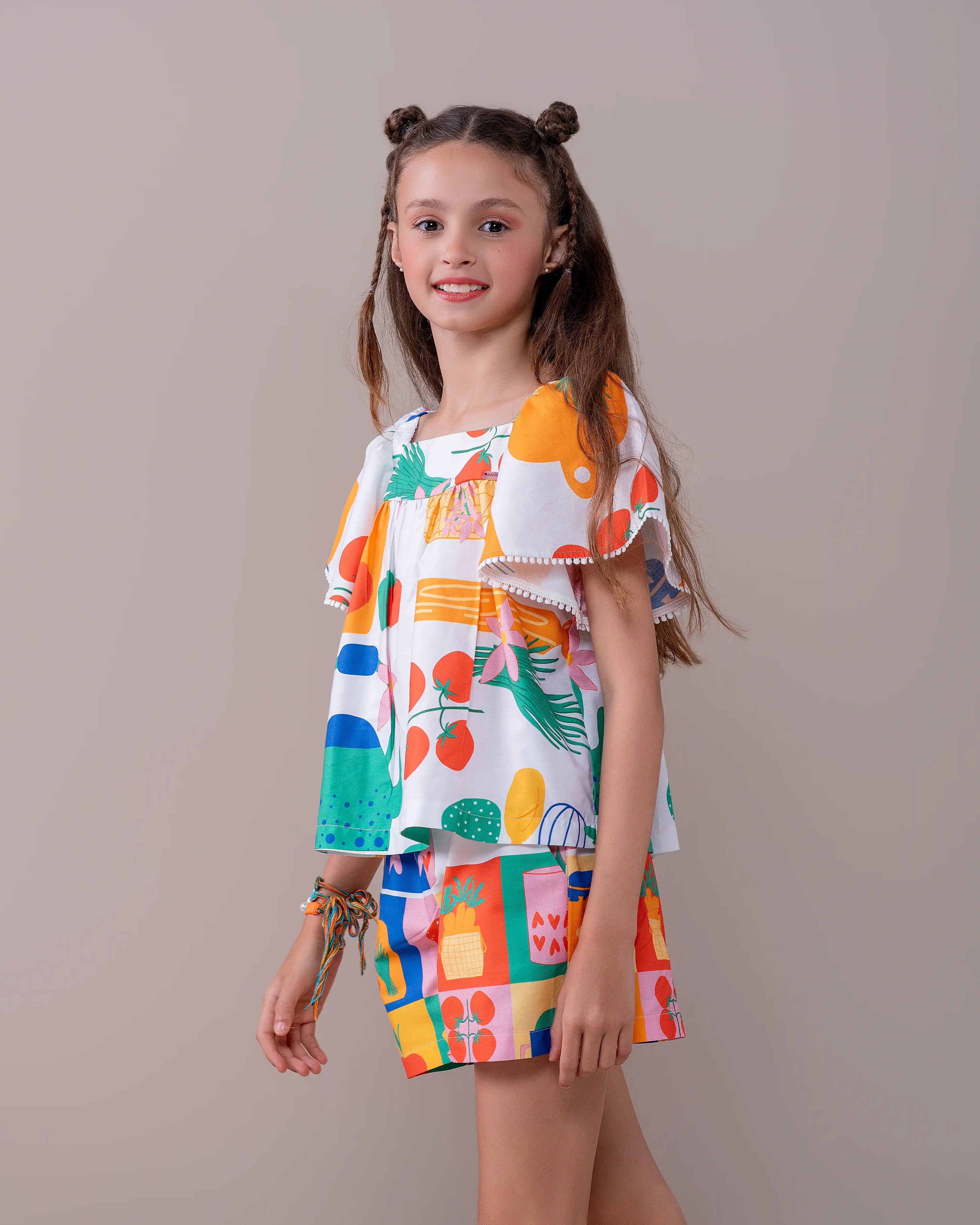 Conjunto infantil feminino com blusa de mangas amplas e short estampado de frutas coloridas