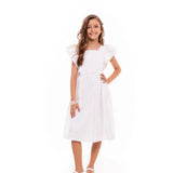 Vestido curto branco com alças largas e babados, detalhe delicado