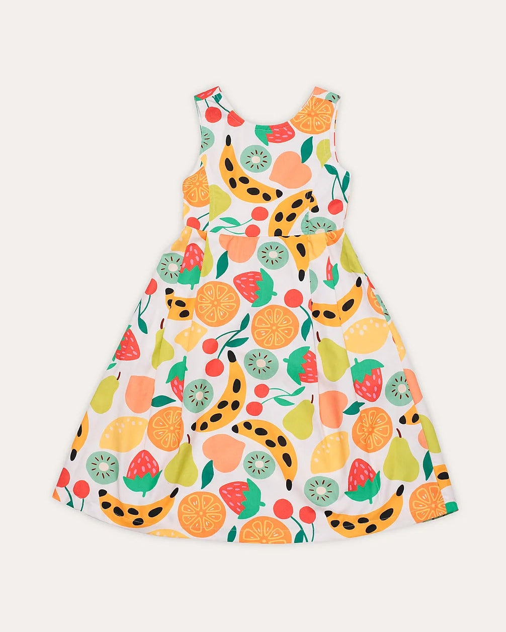 Vestido feminino infantil com estampa de frutas coloridas em fundo claro, alças largas e saia solta
