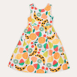 Vestido feminino infantil com estampa de frutas coloridas em fundo claro, alças largas e saia solta