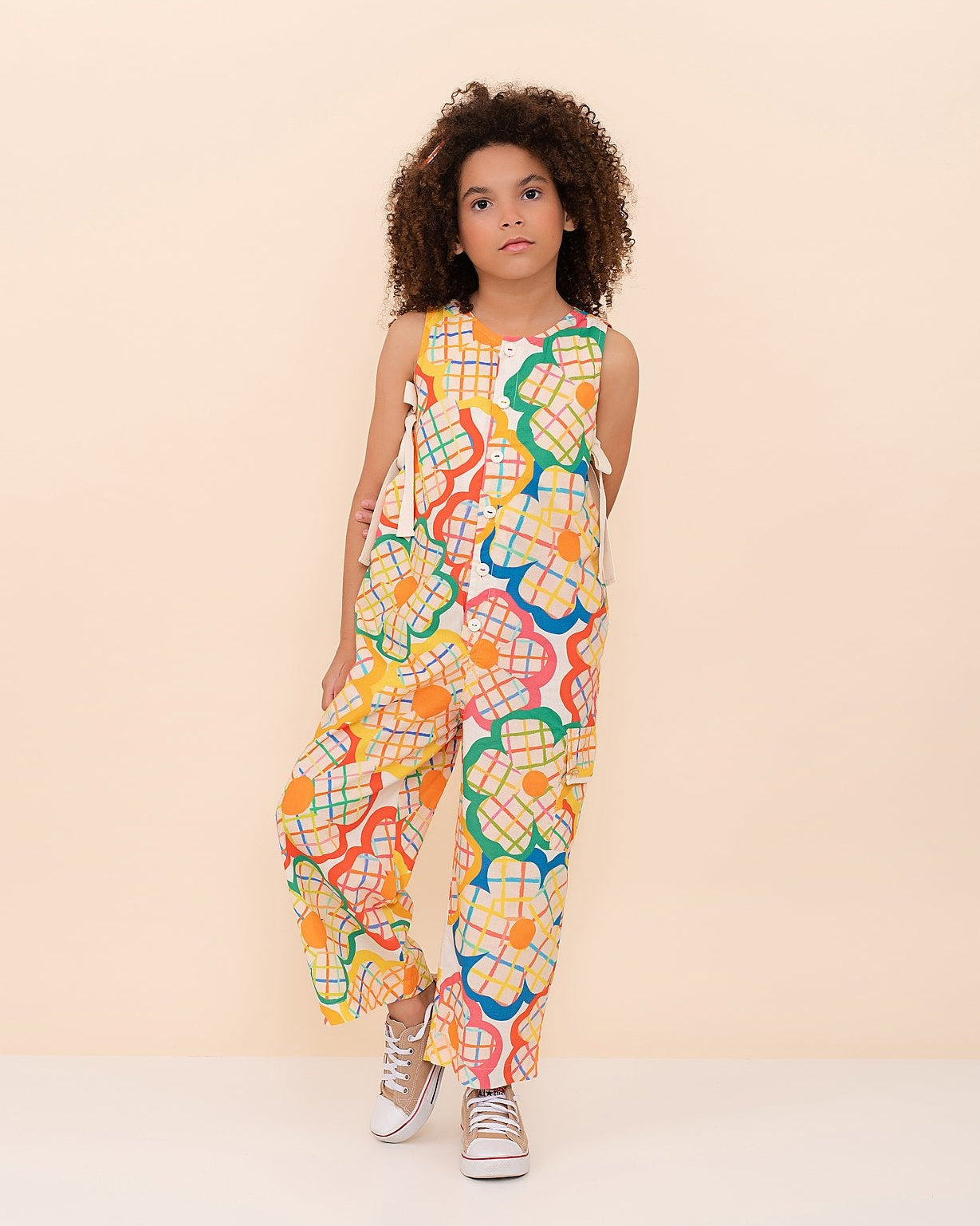 Macaco infantil feminino com estampa de flores coloridas em fundo xadrez