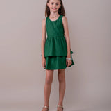 Conjunto infantil feminino com blusa de alças largas e short saia, detalhe de cintura elástica