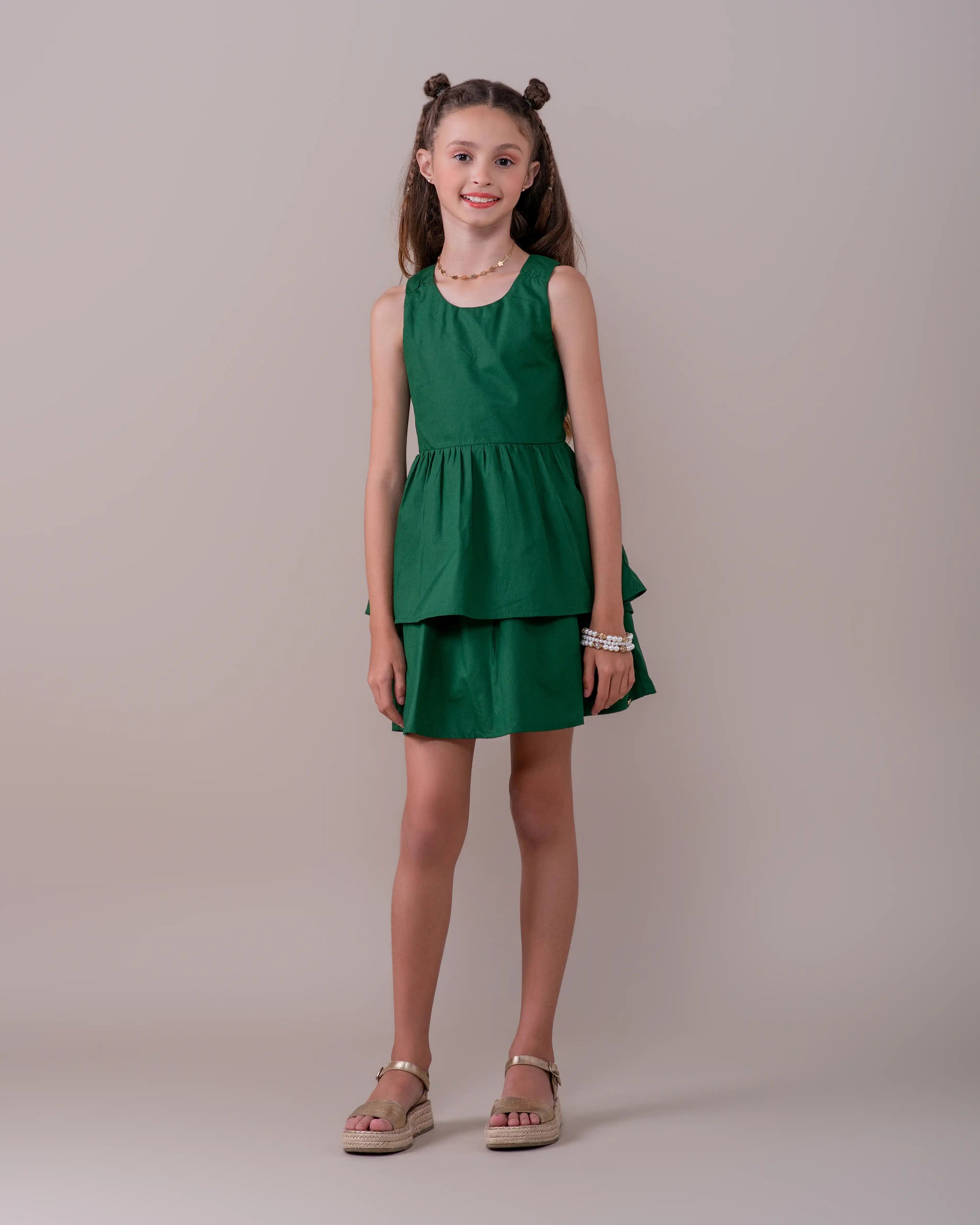 Conjunto infantil feminino com blusa de alças largas e short saia, detalhe de cintura elástica