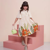 Vestido infantil feminino com estampa floral vibrante e mangas amplas