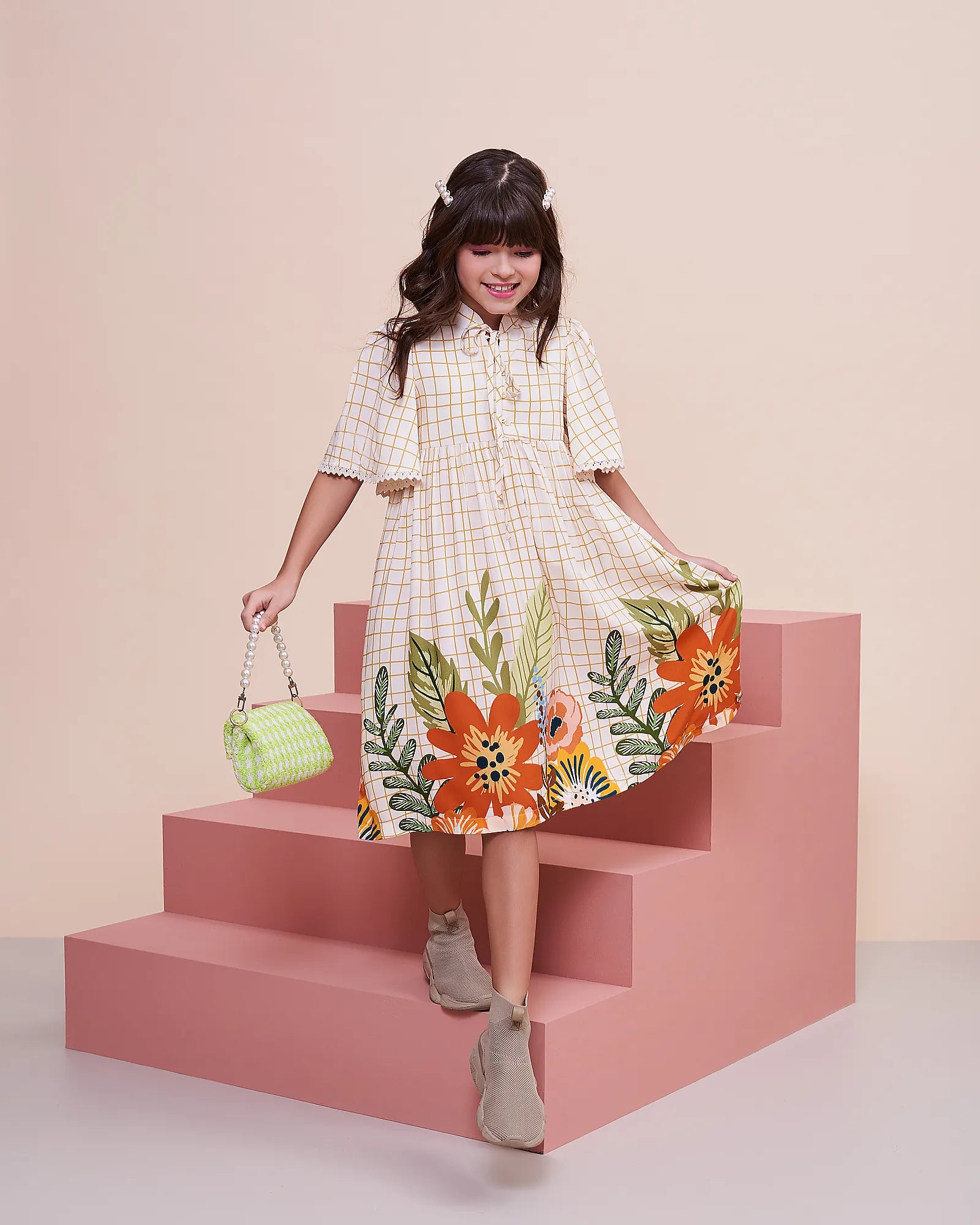 Vestido infantil feminino com estampa floral vibrante e mangas amplas