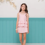 Conjunto feminino infantil com blusa de alças largas e saia curta, detalhes em camadas