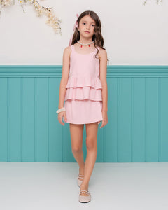 Conjunto feminino infantil com blusa de alças largas e saia curta, detalhes em camadas