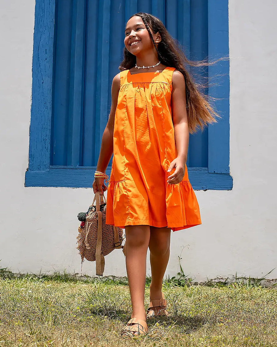 Vestido laranja infantil com alças largas e saia rodada, acabamento em babados