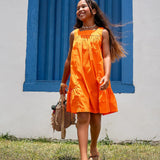 Vestido laranja infantil com alças largas e saia rodada, acabamento em babados