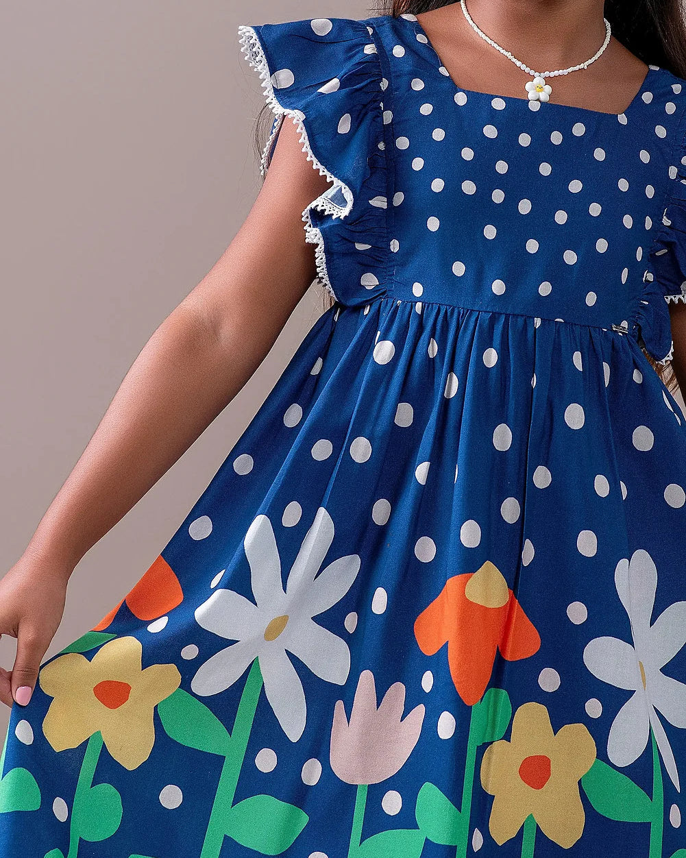 Vestido feminino infantil azul marinho com estampa de flores coloridas e alças largas