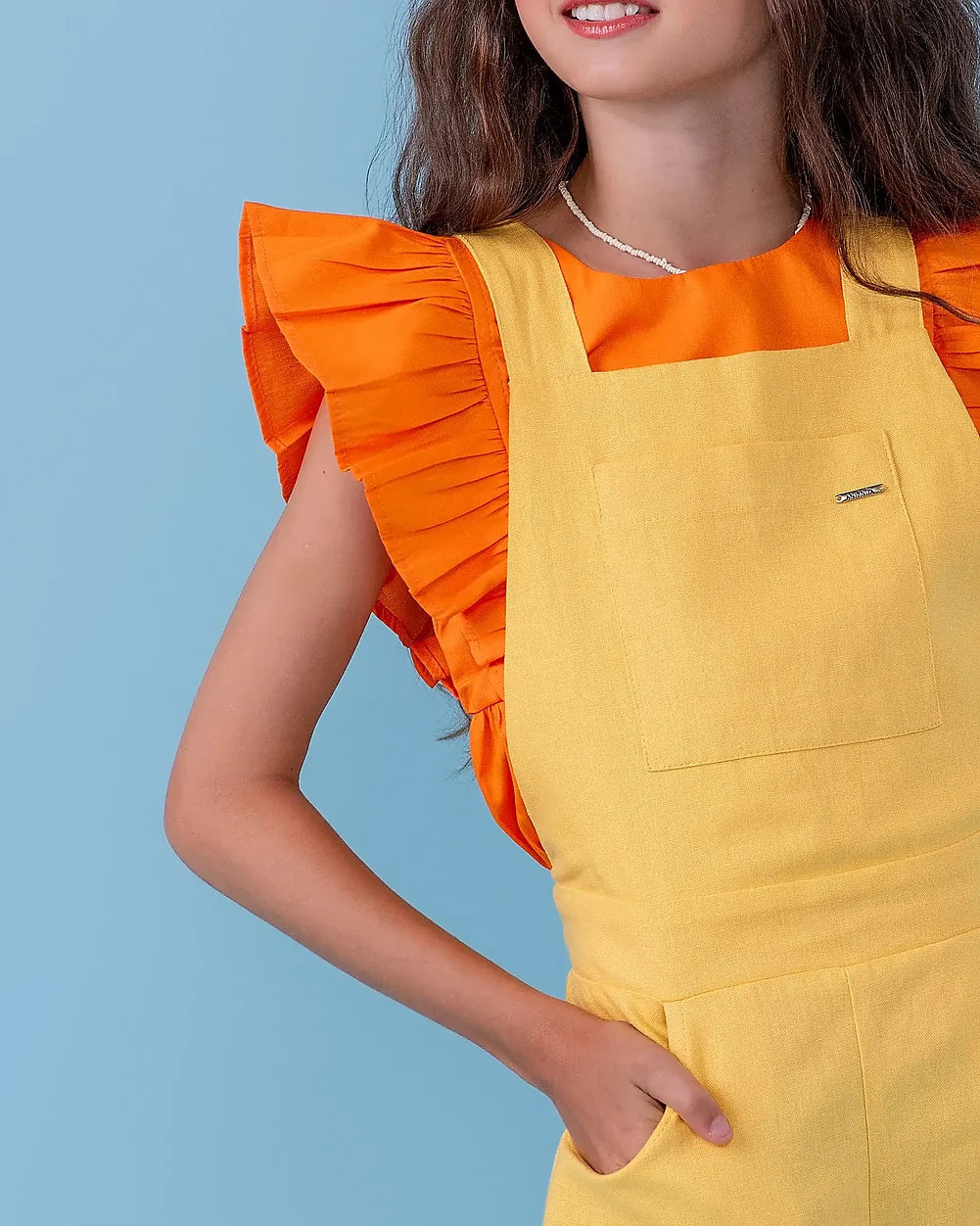 Blusa feminina infantil com mangas amplas e caimento leve, detalhes franzidos.