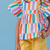 Conjunto infantil feminino com blusa de mangas amplas e short amarelo, estampa de listras coloridas