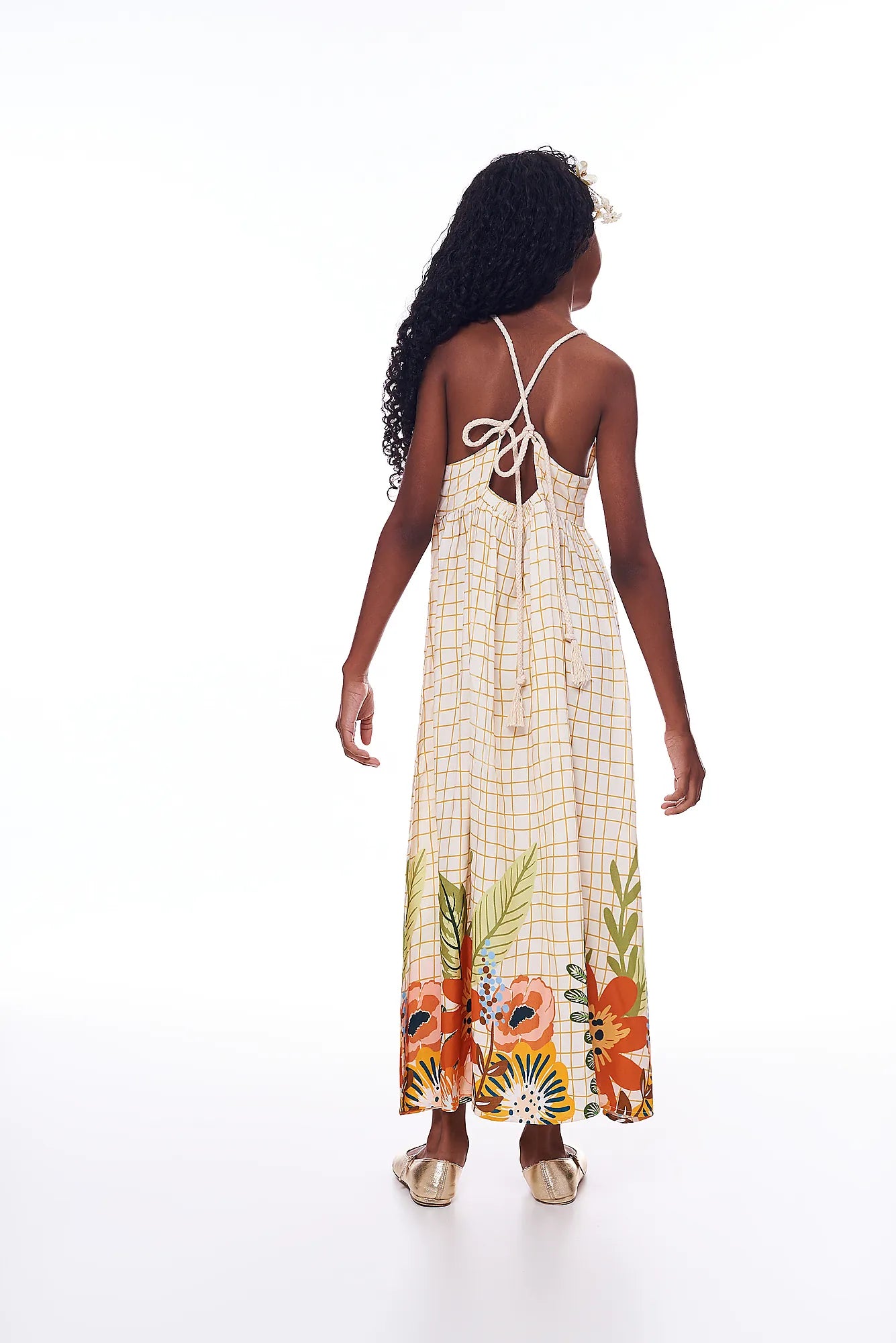 Vestido longo feminino infantil com estampa floral colorida e fundo xadrez