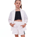 Conjunto feminino infantil branco com jaqueta de manga longa e short, detalhes em listras laterais